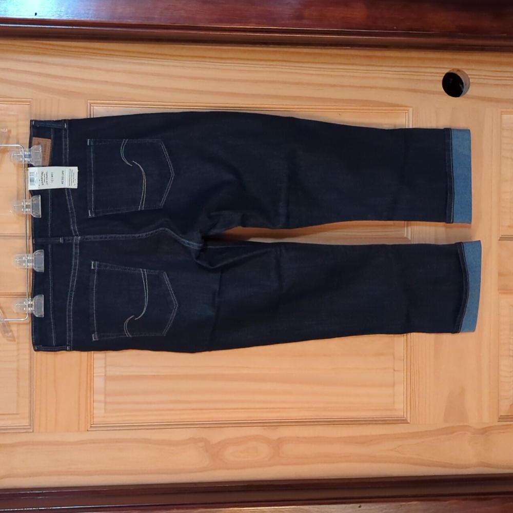 Levi's Signature Mid Rise Capris - Picture 4 of 7